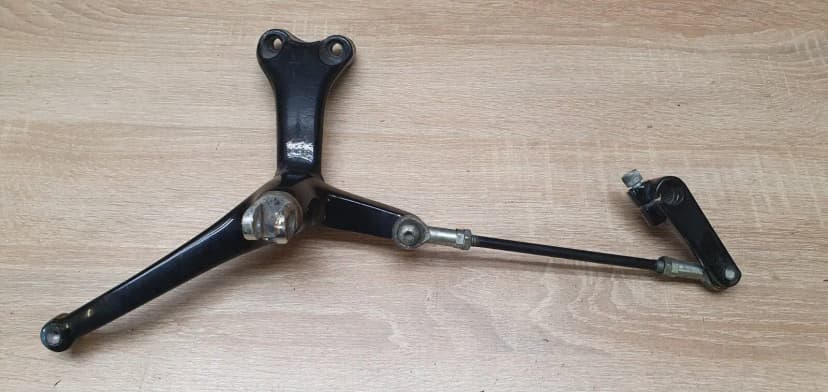 HARLEY DAVIDSON XL 1200 Front Left Footrest Hanger Gear Shifter / Linkage / Rod